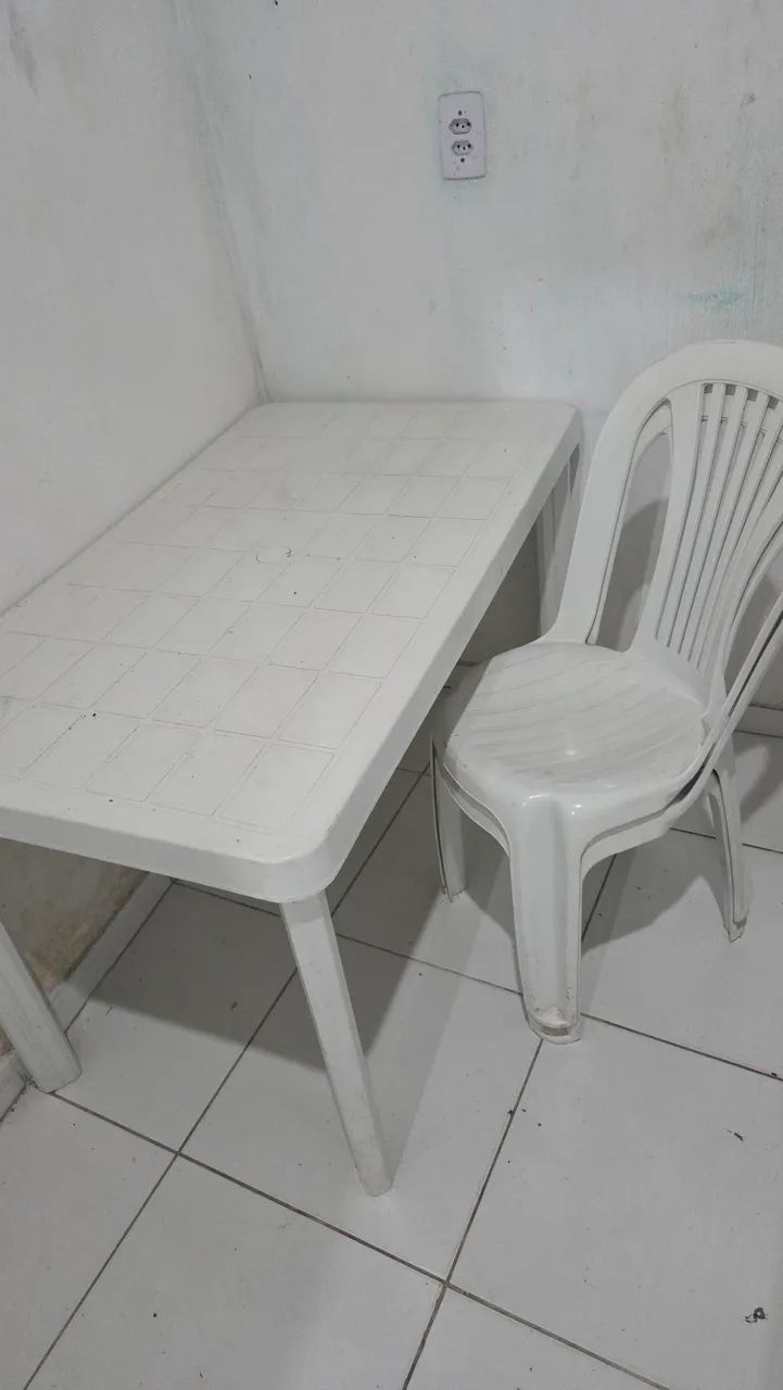 Tol verdendo uma mesa com duas cadeira e um banco