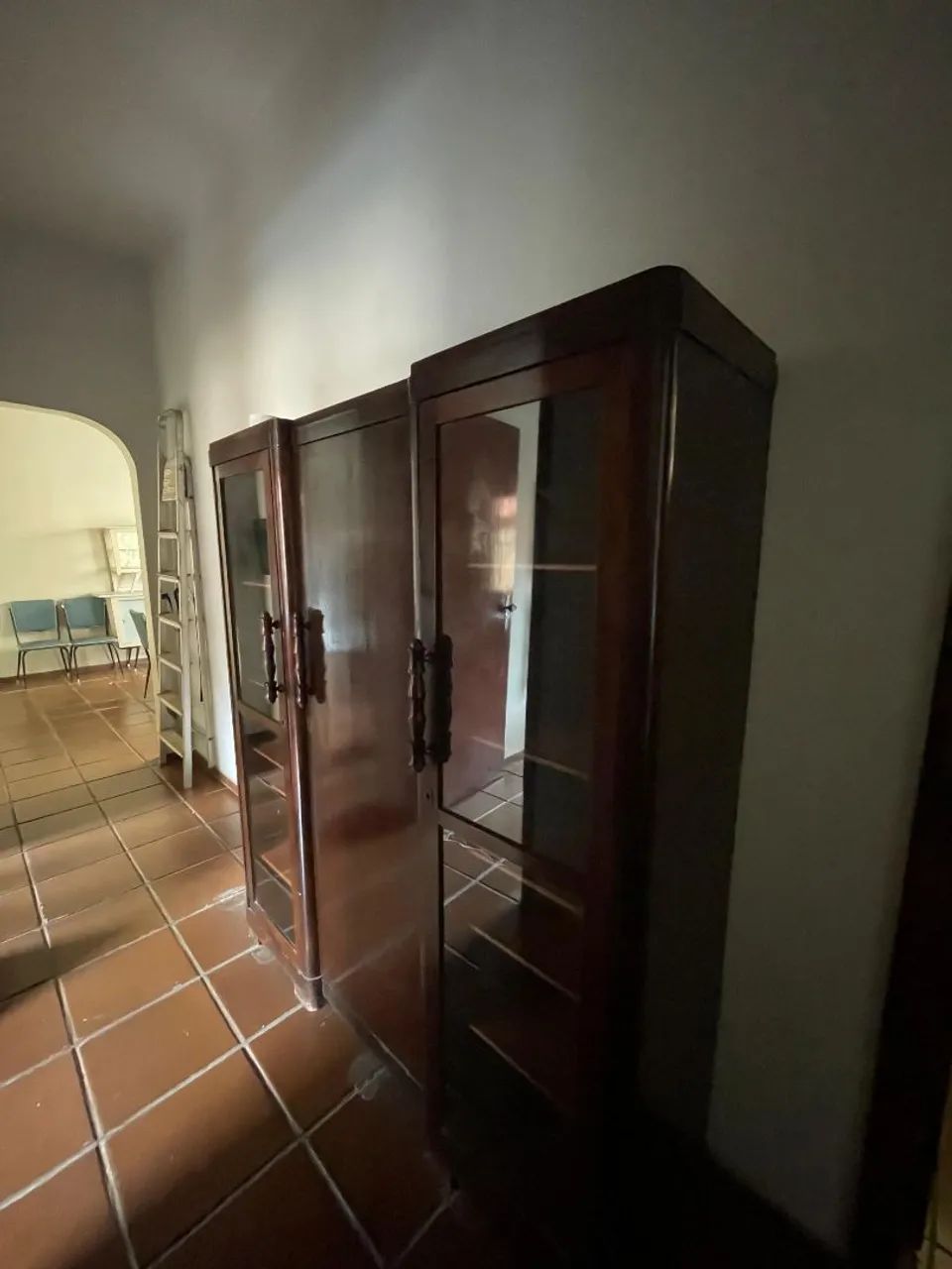 Estante de madeira maciça