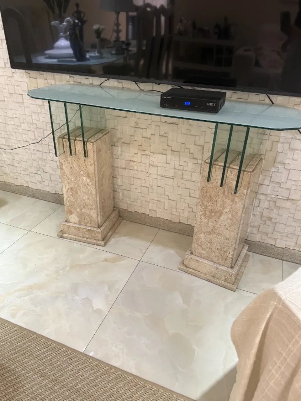 Conjunto Mesa de Jantar, Aparador e Mesa de Canto - Mármore com vidro - Foto 5