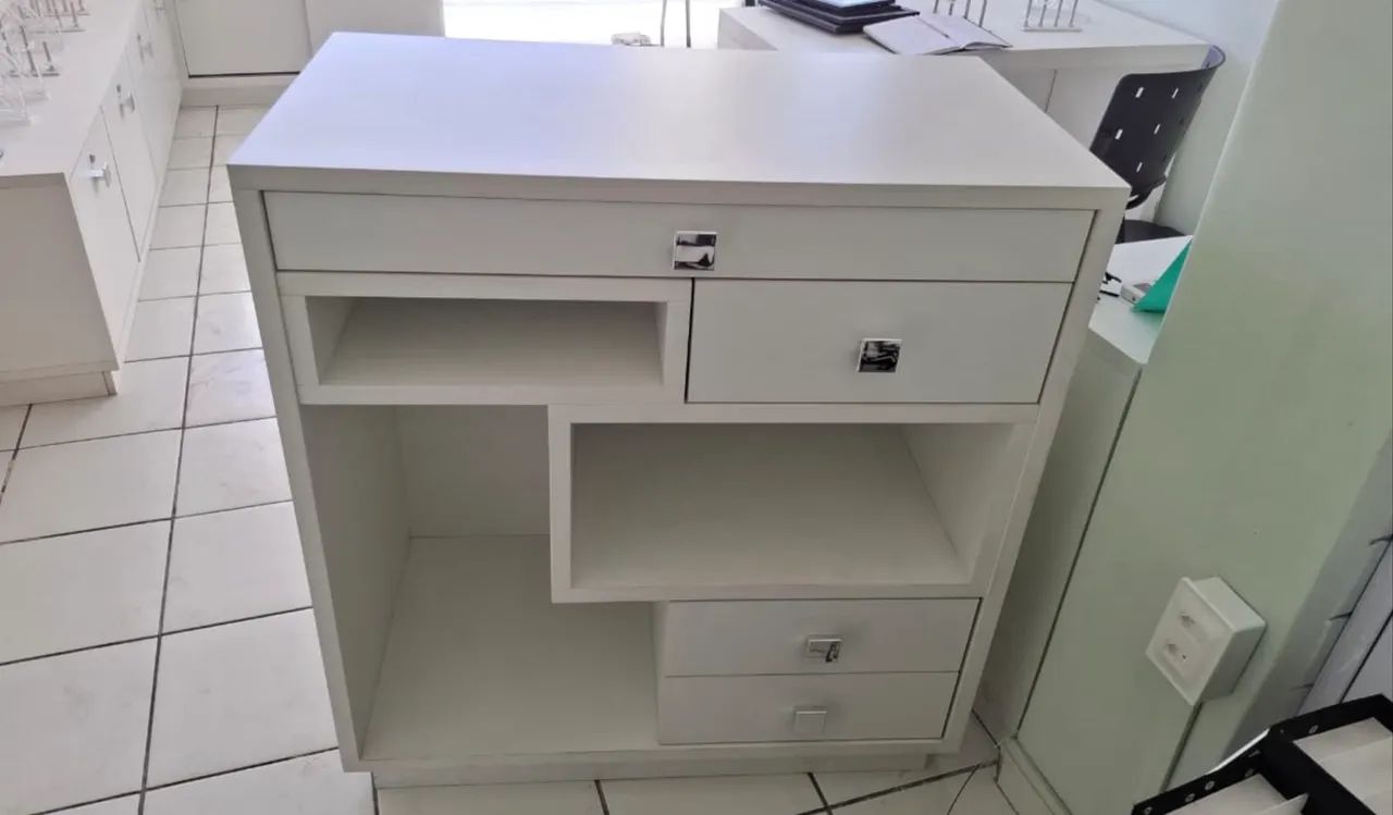 Balcão com gaveteiro em MDF e pinos projetado