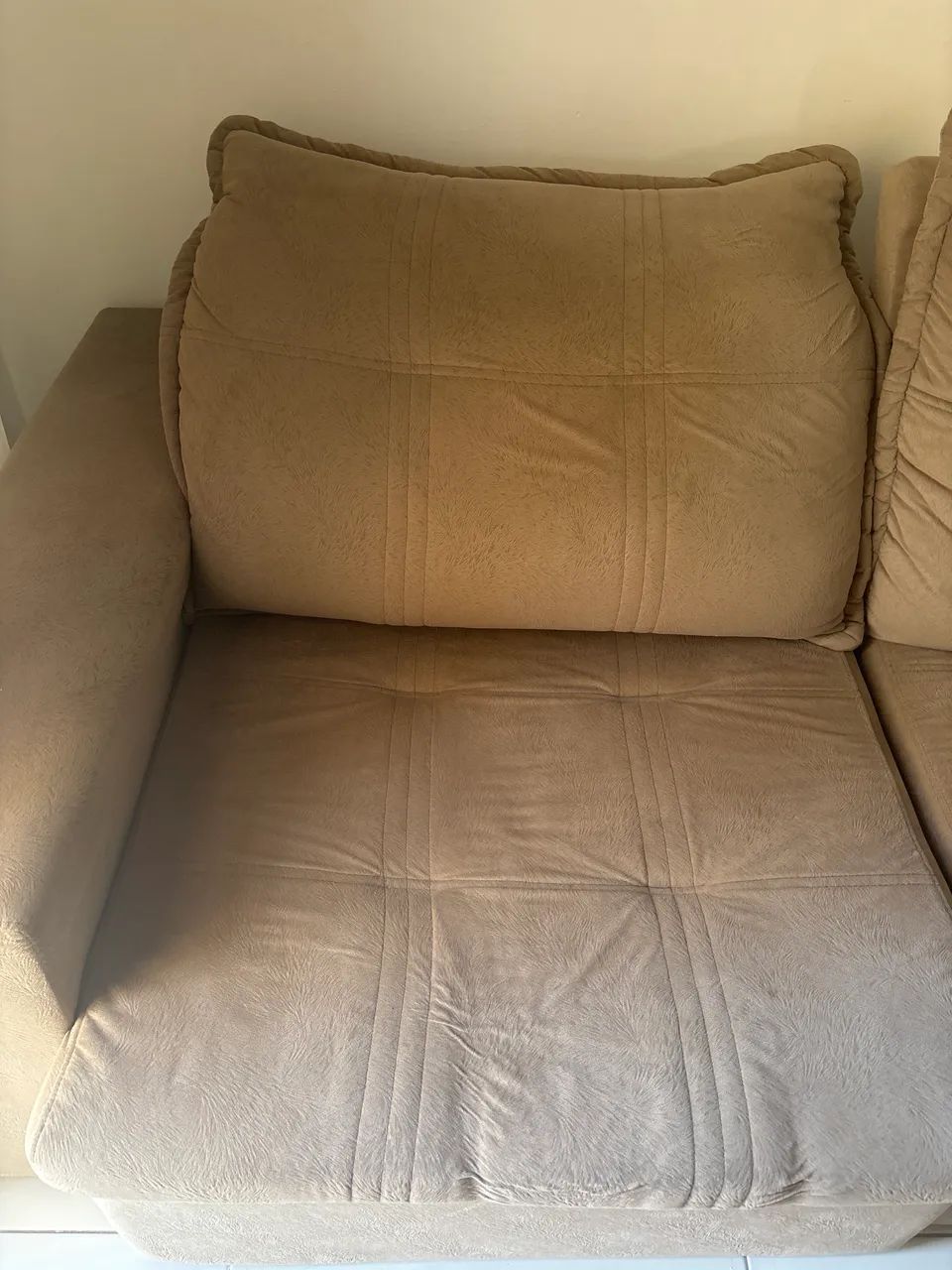 Sofá Retrátil 2 Lugares em Suede Marrom - Muito Conservado - Foto 2