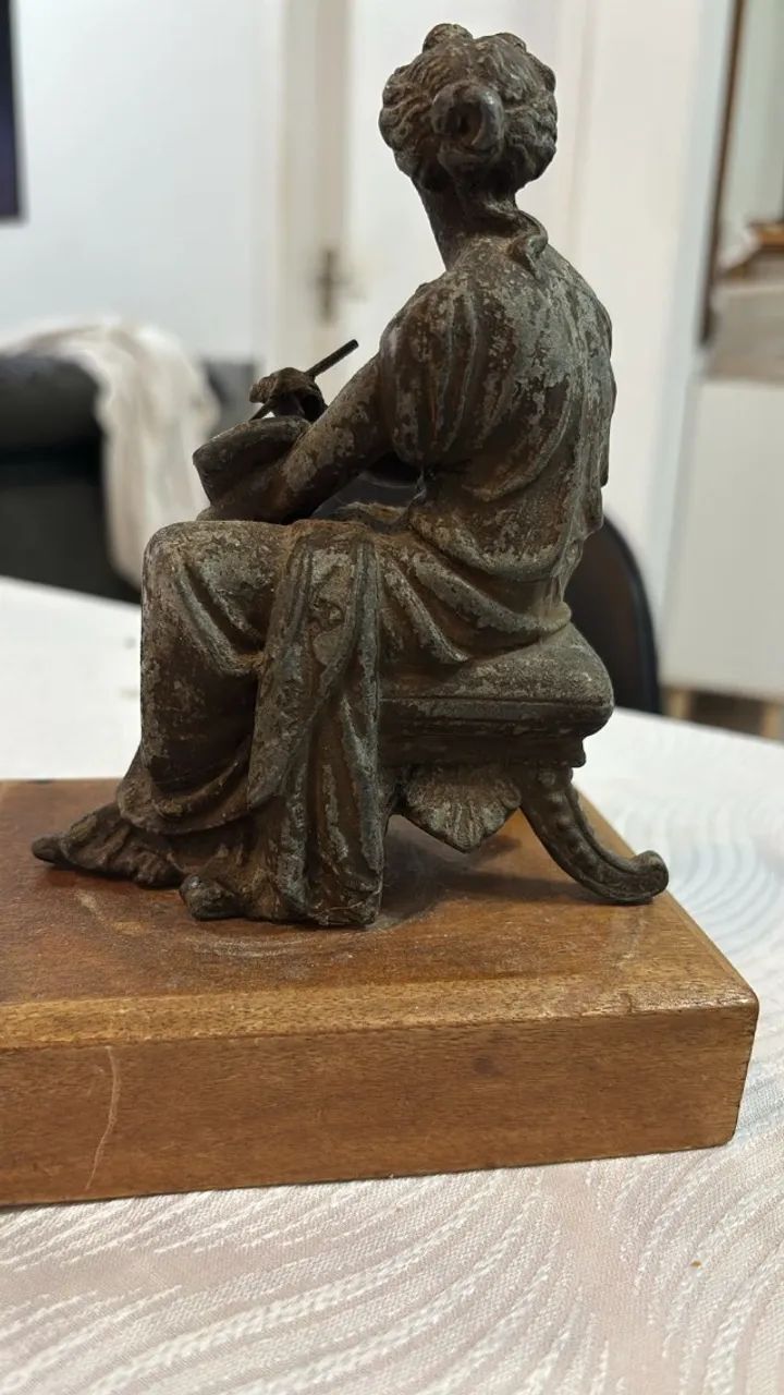 Estatueta antiga de metal figura clássica - Foto 3