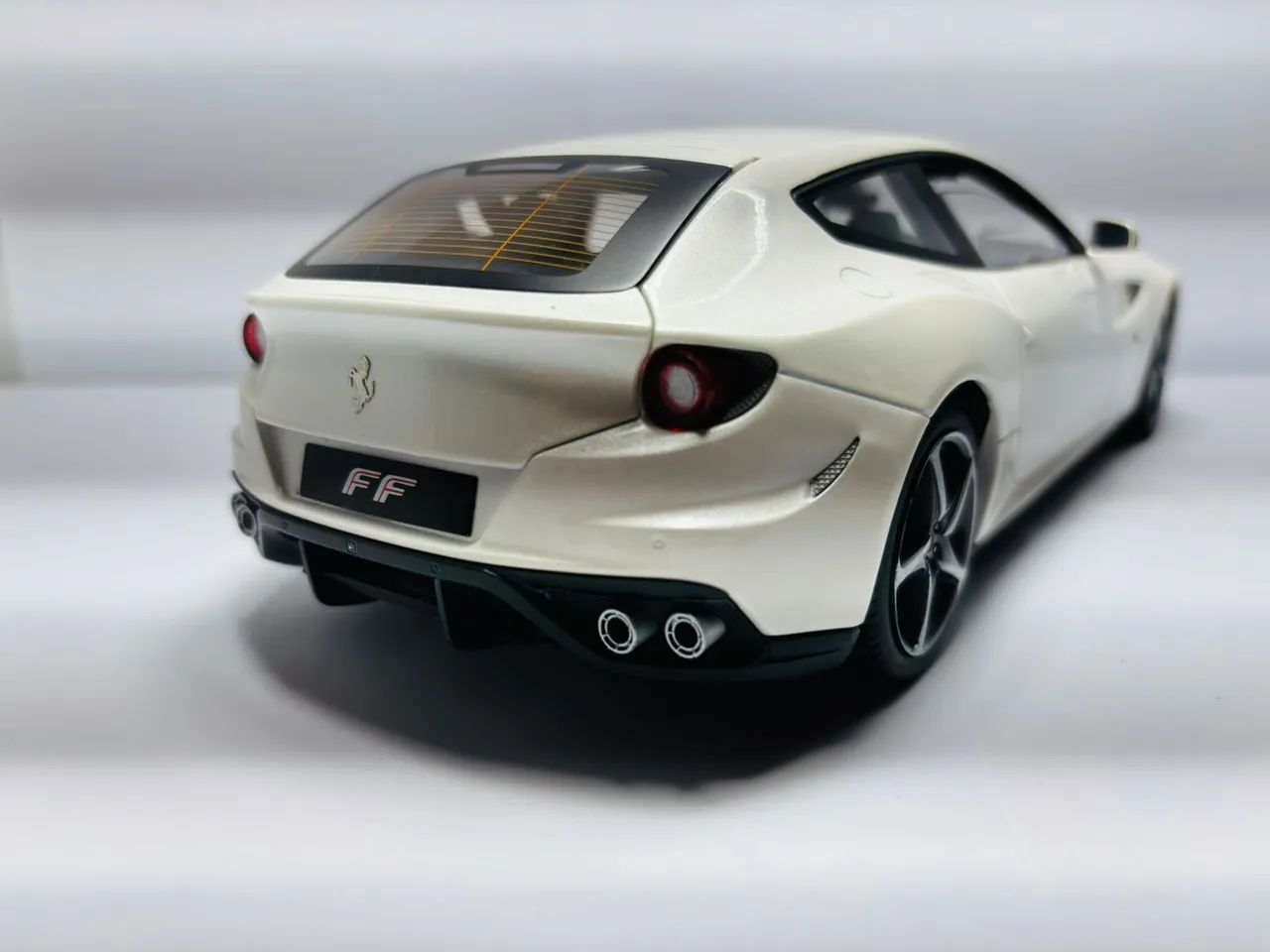 Miniatura Ferrari FF 1/18 Hotwheels  - Foto 2