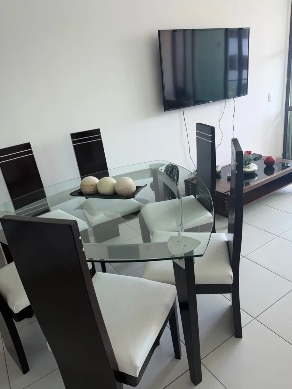 Mesa de vidro e madeira com 6 Cadeiras - Foto 2