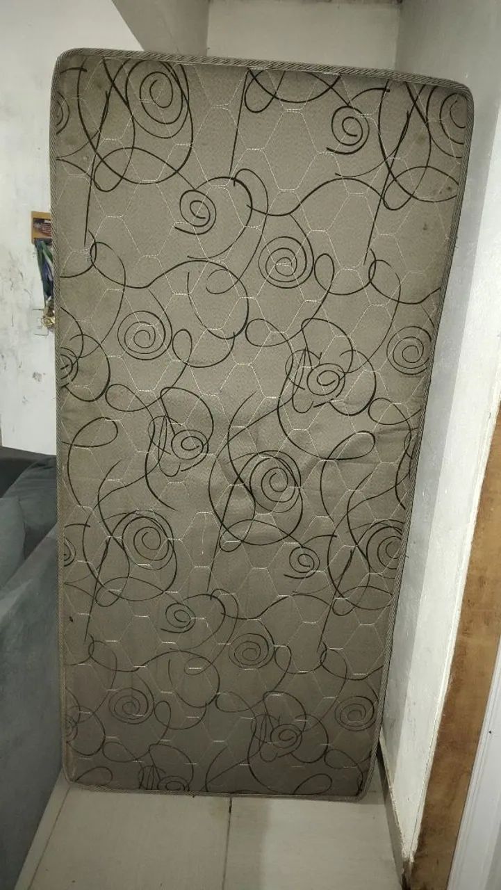 Vende-se cama box, de solteiro