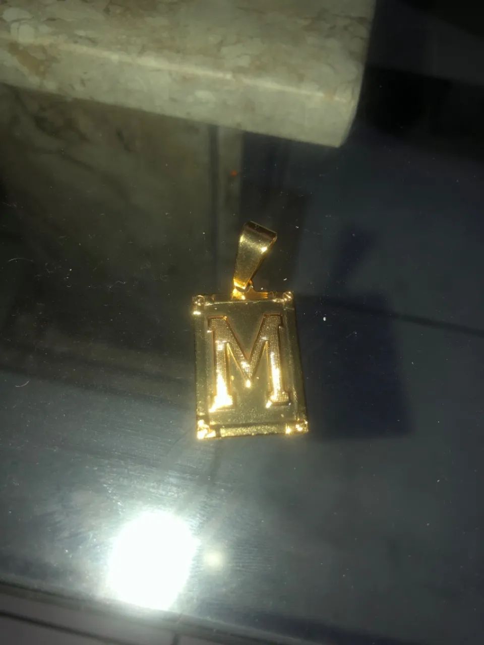 Pingente Letra M Dourado (Modelo Placa) - Foto 2