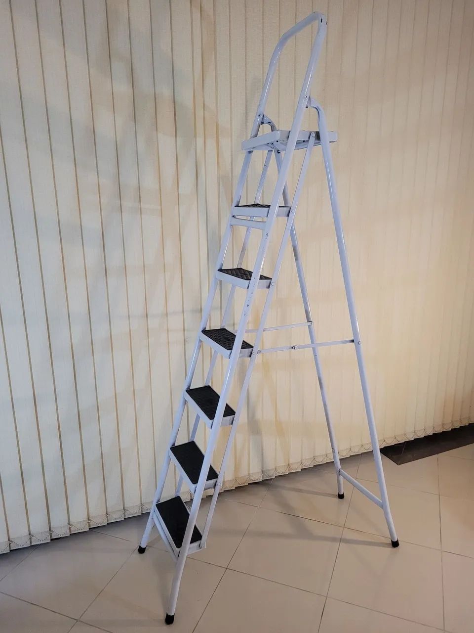 Escada tubular dobrável Maestro 7 degraus em aço reforçado