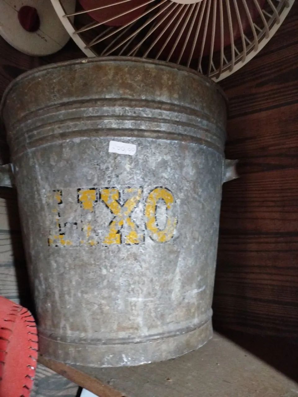 Lata de lixo antiga
