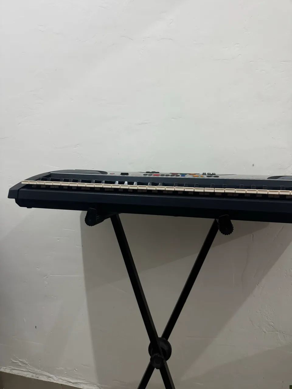 Teclado Yamaha PSR240 com pedestal e capa  - Foto 5