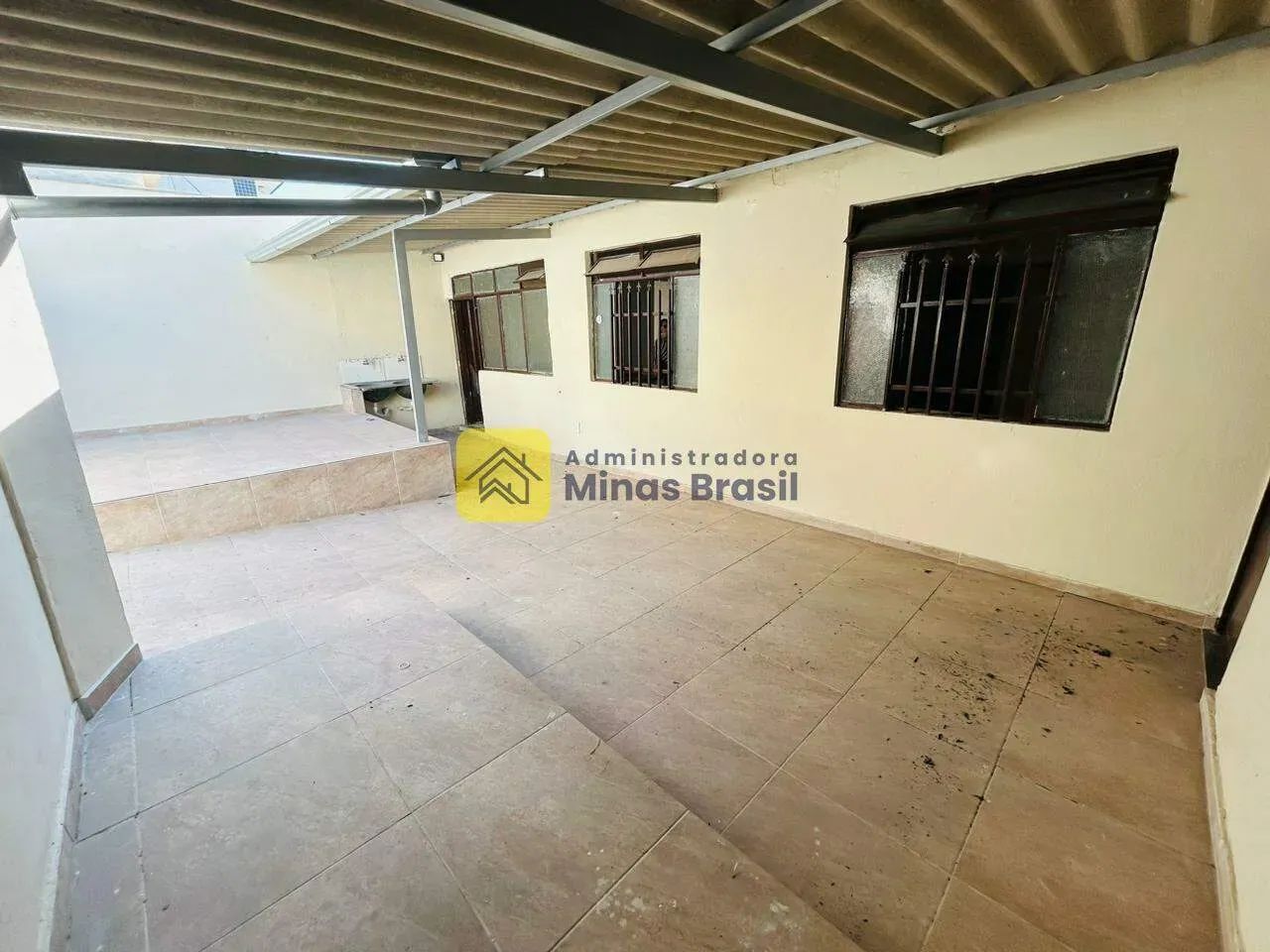 Excelente casa reformada com 02 quartos