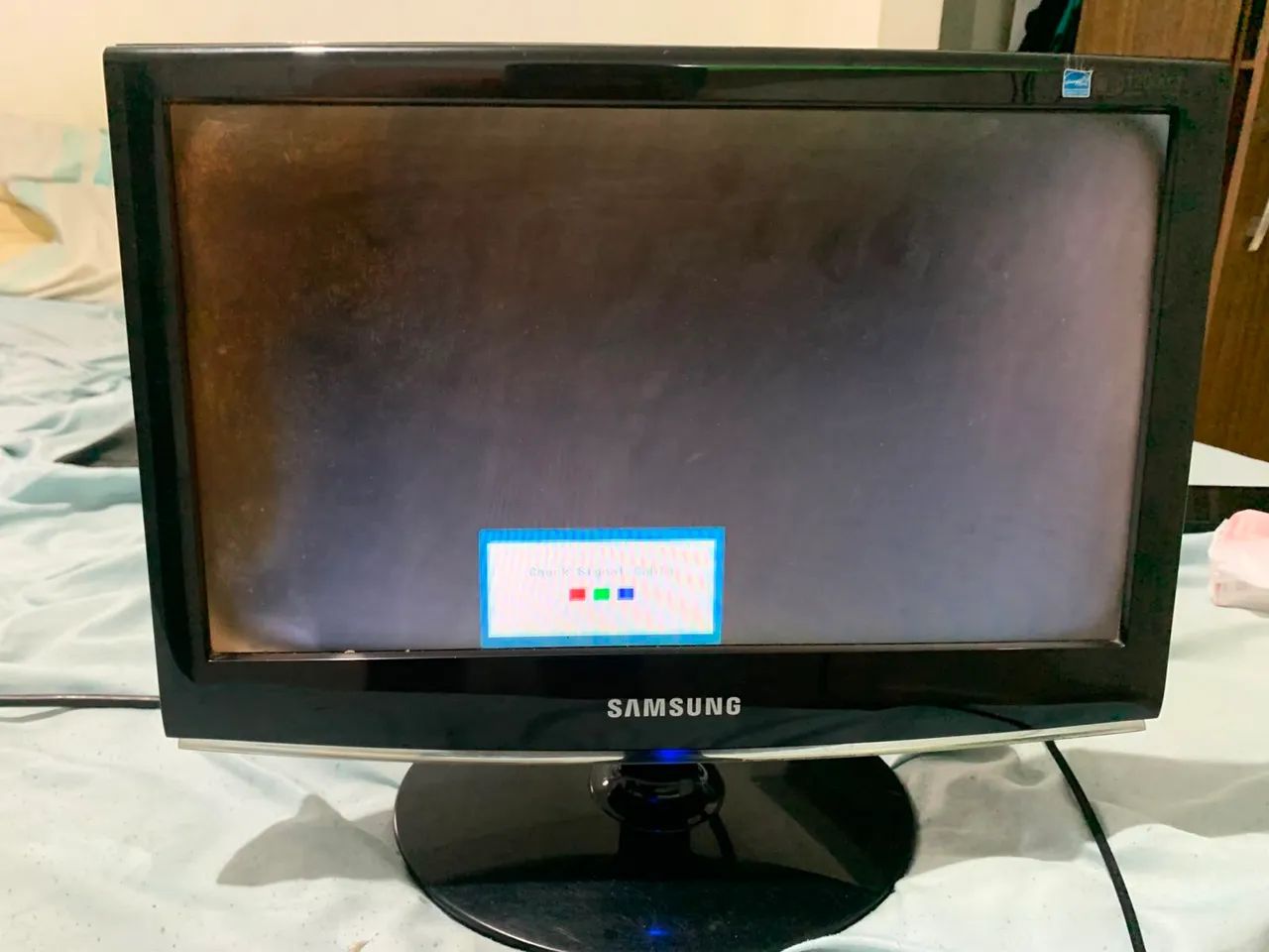 Monitor de 14 polegadas com pequena mancha, mas funcionando normalmente 