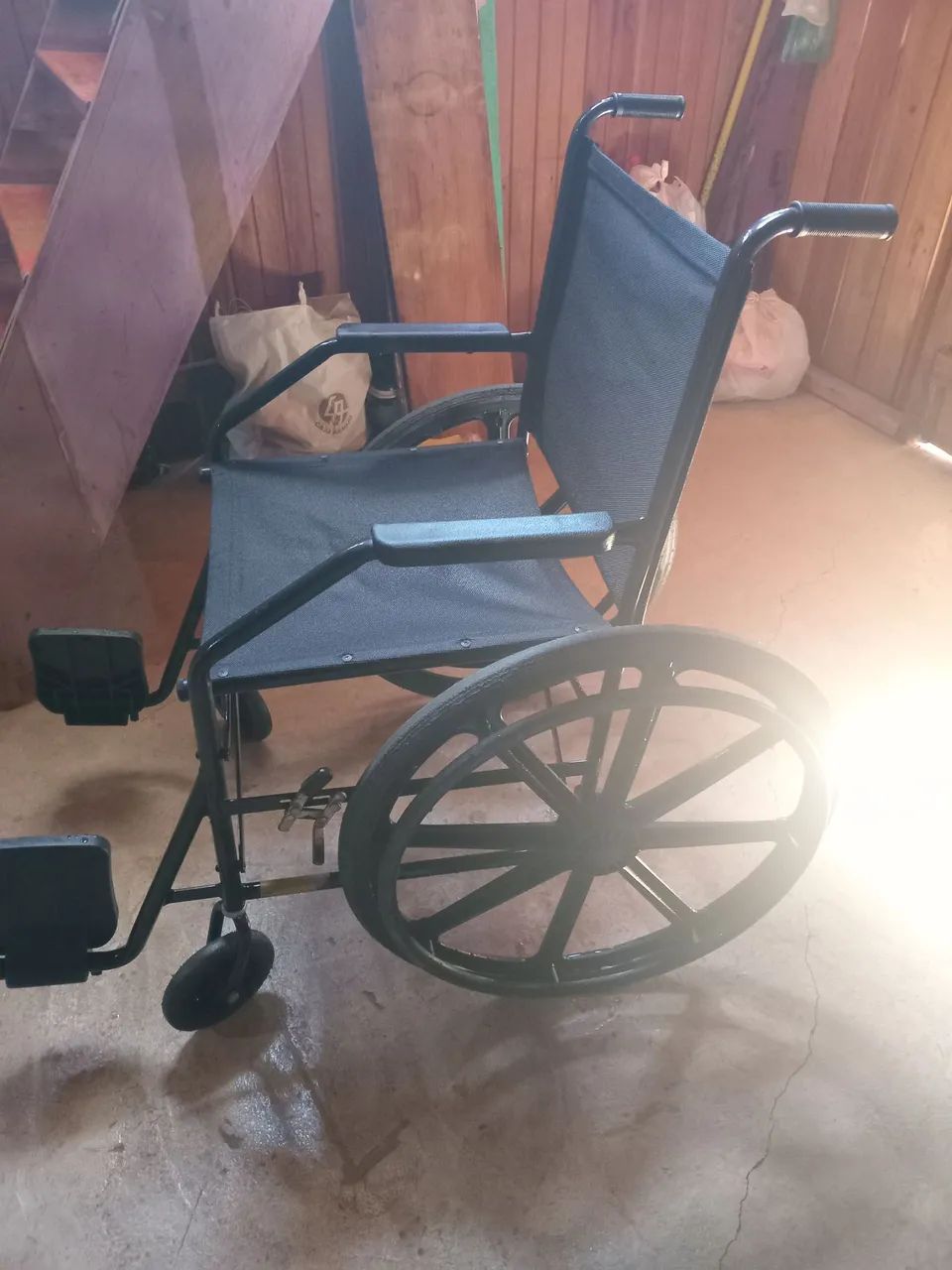Vendo cadeira de rodas da marca jaguaribe semi nova. - Foto 2