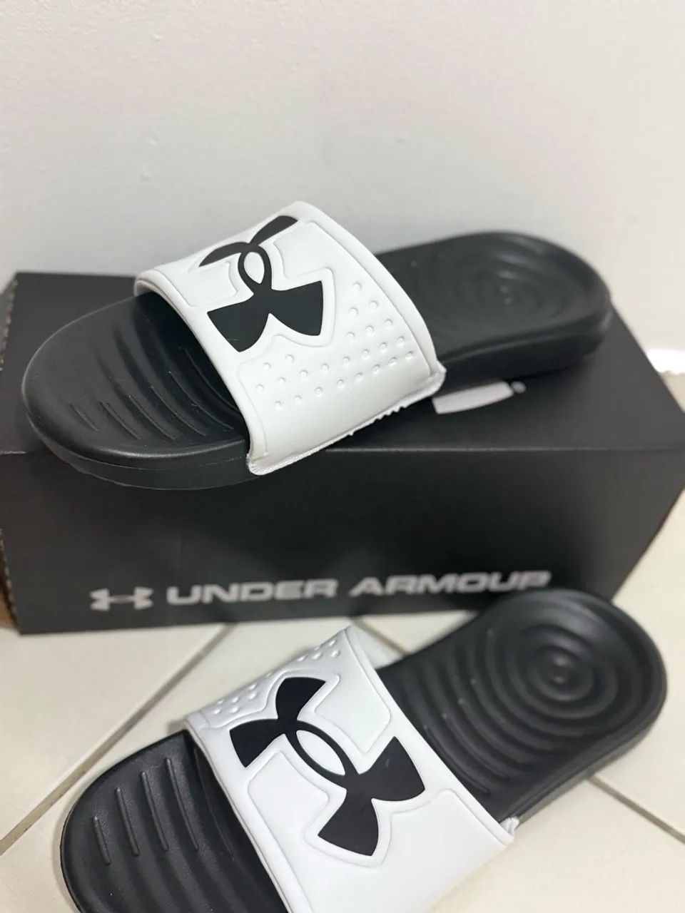 chinelo under armour ansa light branco e preto 43/44 - Foto 4