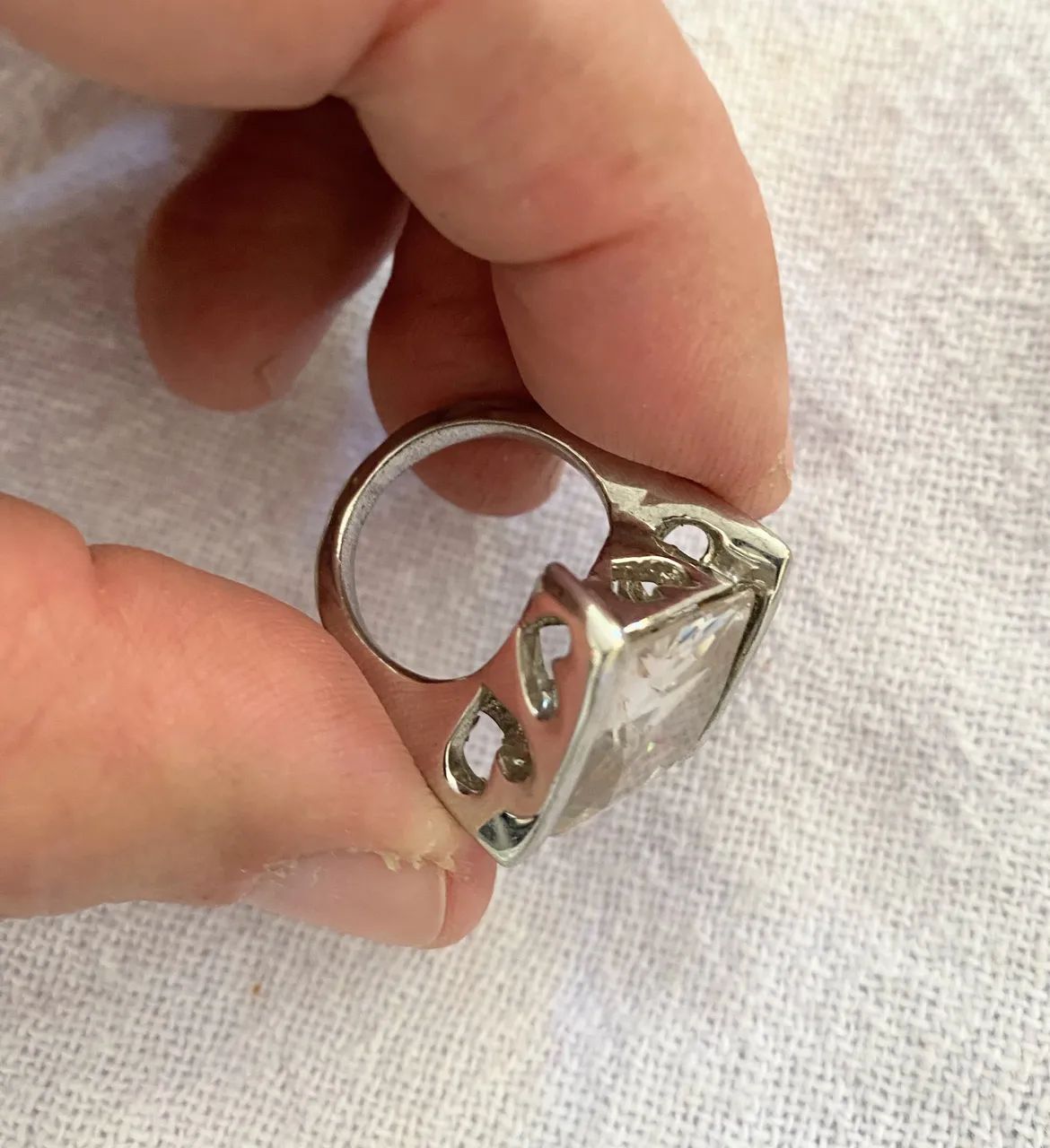 Vende-se Anel aro 18 com pedra Cristal e acabamento Prateado  - Foto 2