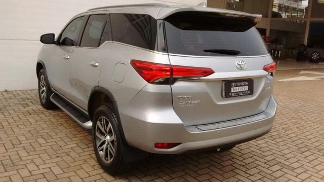 TOYOTA SW4 SRX 4X4 2.8 TB 5LUG AT Prata 2016/2016 - Foto 3