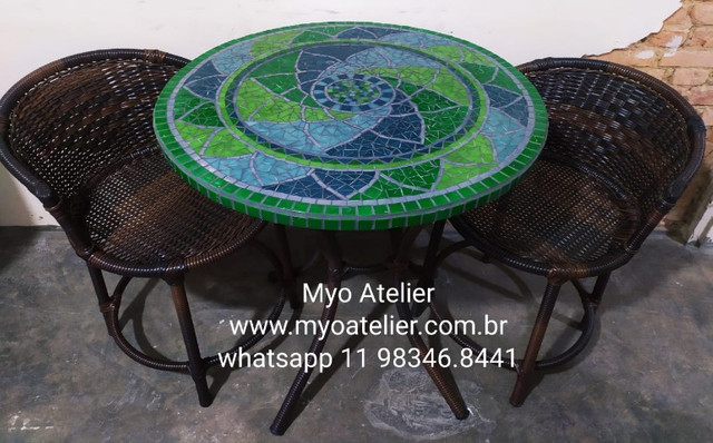 Mesa com tampo de mosaico e 2cadeiras