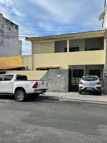 Vendo casa com dois pavimentos, contendo 05 suítes, gabinete, sala pra TV, 02 vagas, 250m2