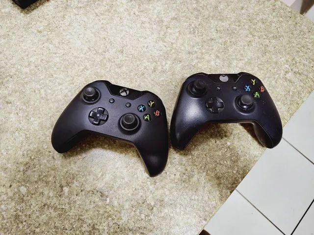 Xbox One 365gb com marcas de uso, 2 controles e 6 jogos 