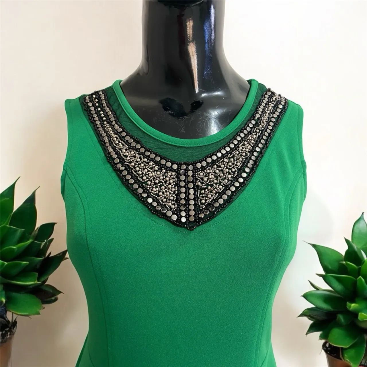 Vestido verde com detalhes em pedrarias - Foto 3