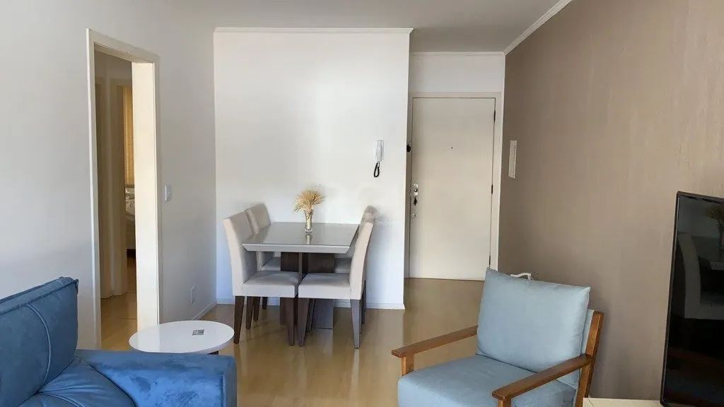 Apto. com 2 dormitórios, amplo living para 2 ambientes com sacada integrada, banheiro soci - Foto 4