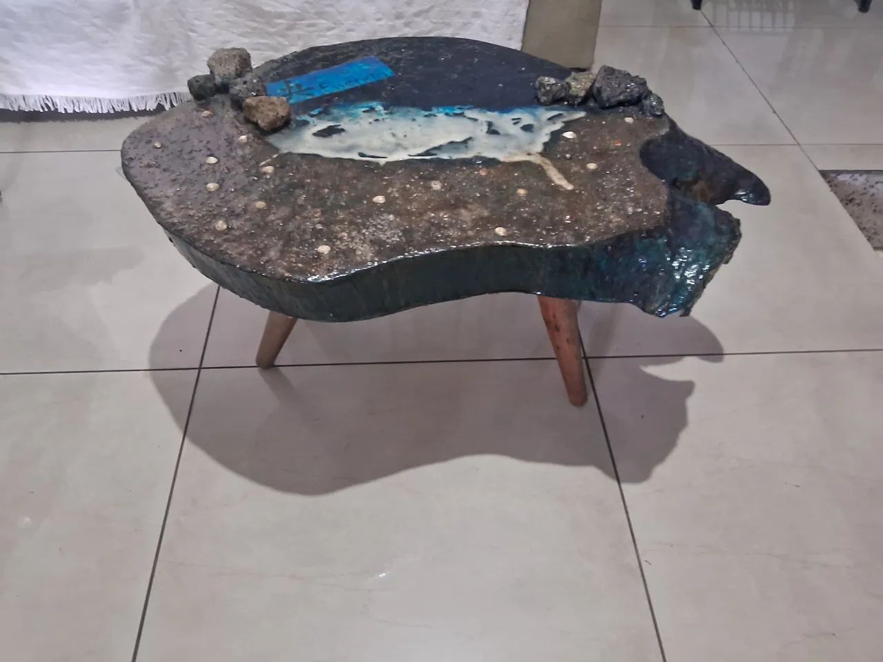 Mesa de centro em madeira com resina epóxi - Foto 2