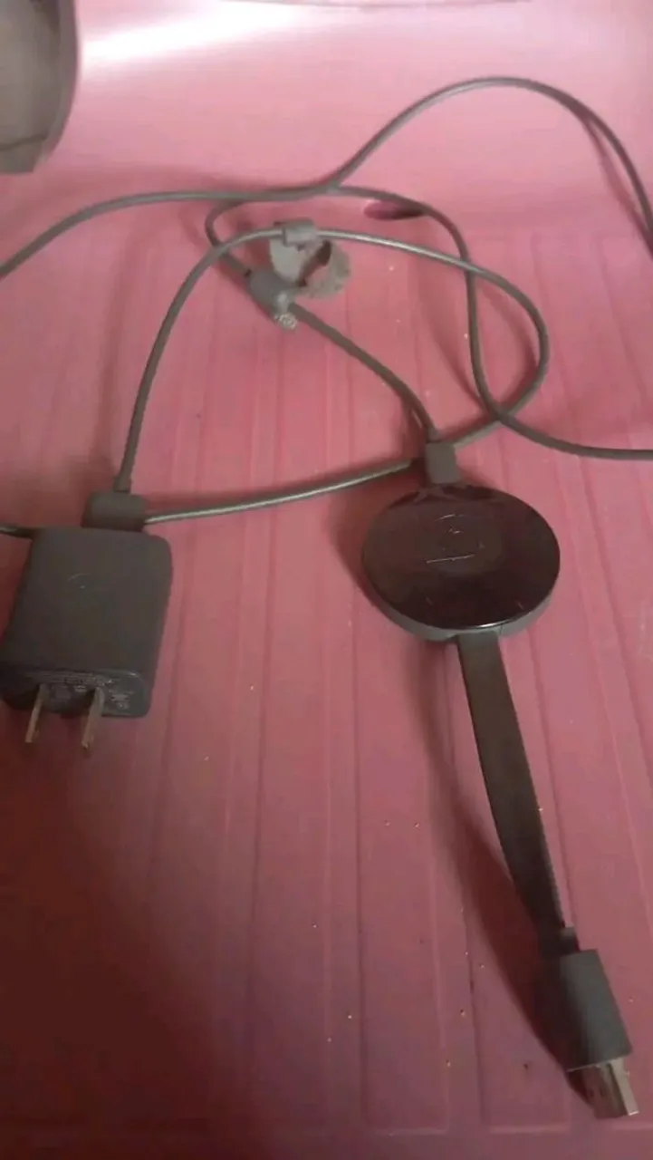 Chromecast com fonte e cabo