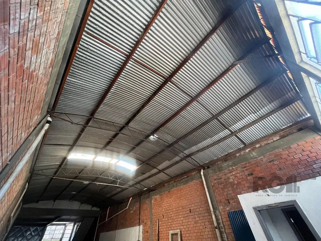 KOTEL IMOBILIÁRIA aluga excelente pavilhão no bairro São João, em Porto Alegre!Terreno amp - Foto 12