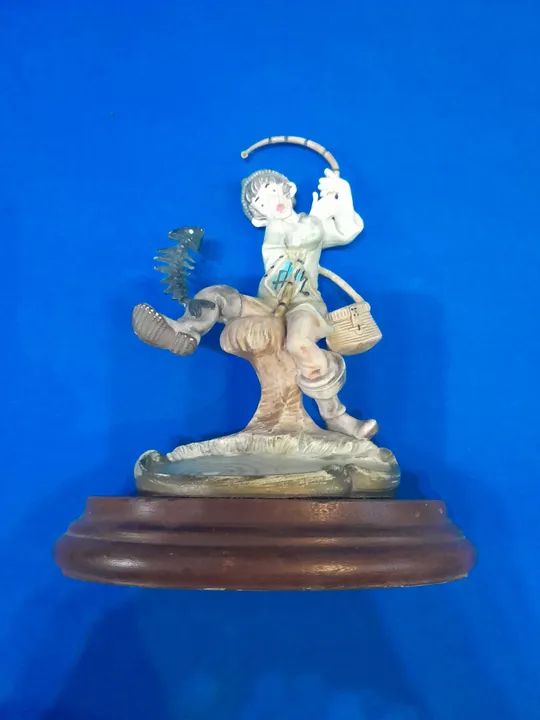 Estátua de pescador em cerâmica