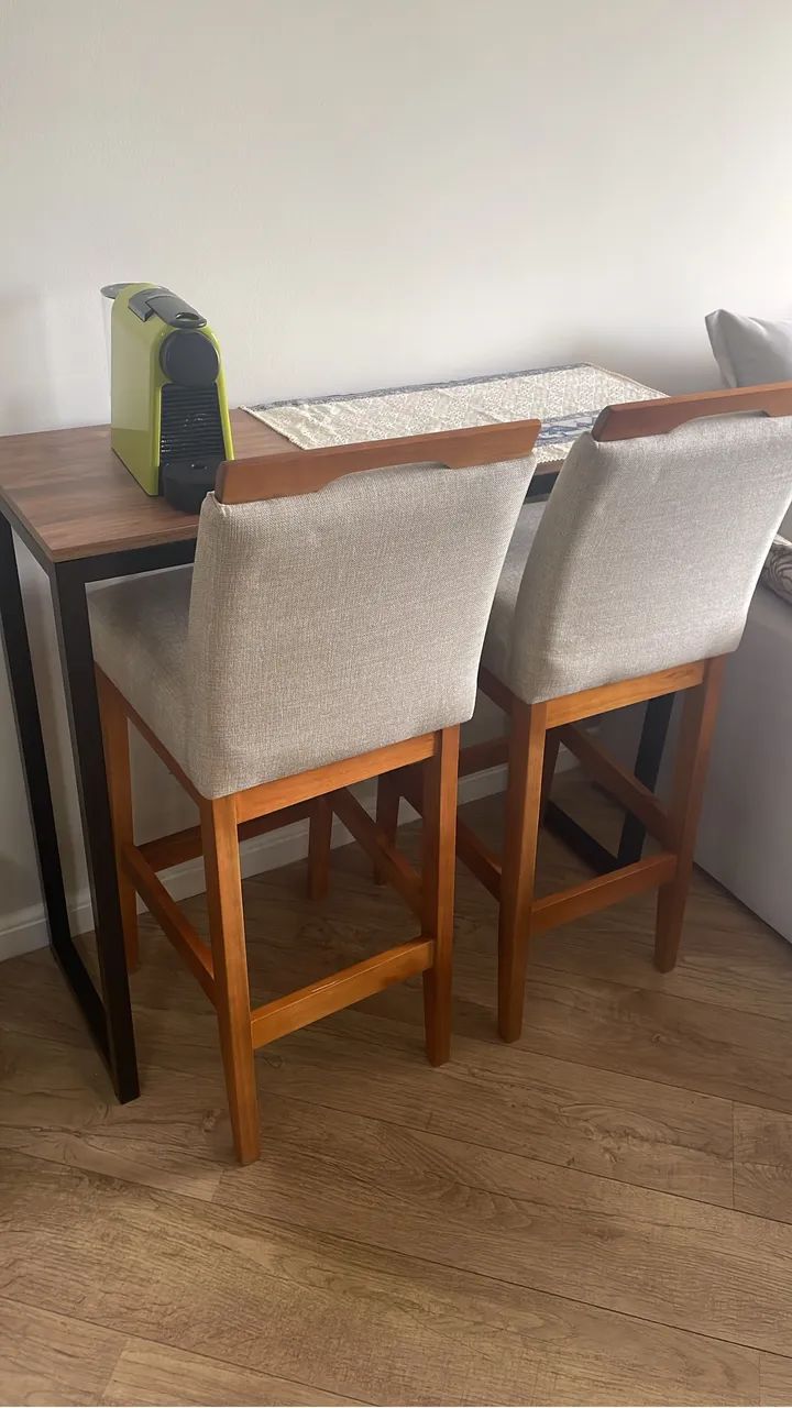 Mesa e banquetas