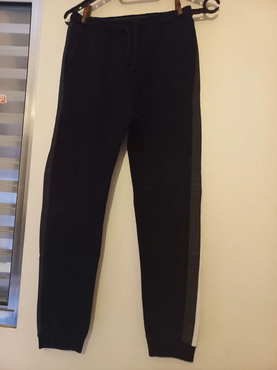 Calça de Moletom Preta com Detalhe Lateral