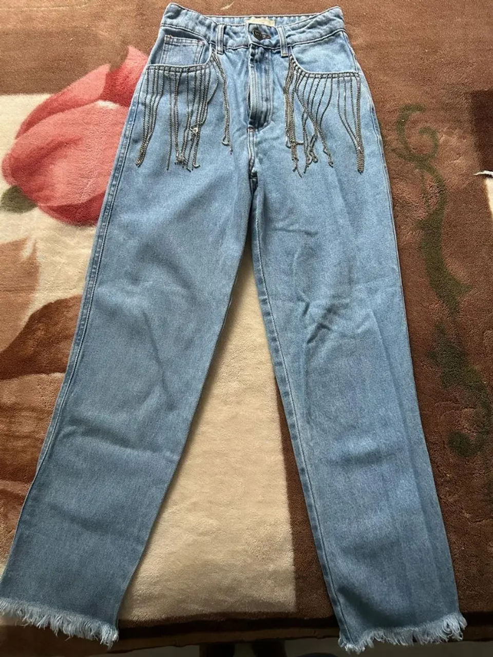 Calça Jeans Feminina com Detalhes em Correntes