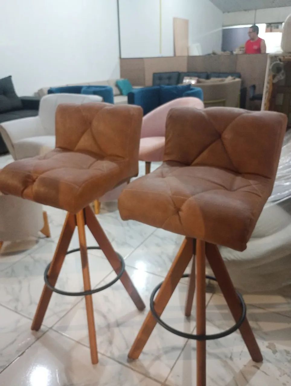 Sofá de 2 lugares com estrutura em metal dourado - Foto 3