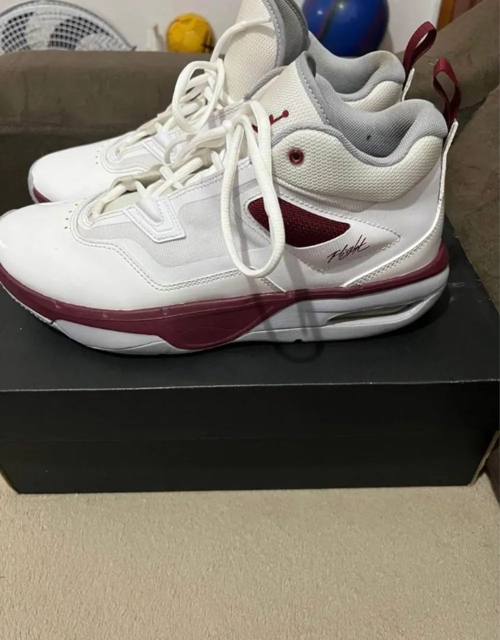 Tênis Jordan Branco com Detalhes Bordô - Foto 3