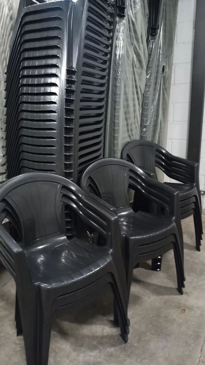 Conjunto de mesa e cadeiras de plástico preto! A única com 6 anos de garantia - Foto 2