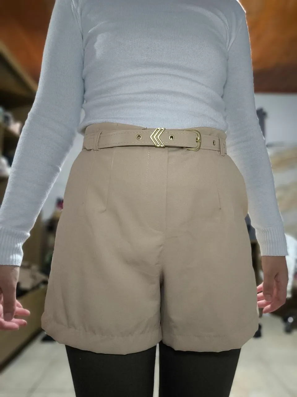 Shorts Bege com Cinto Dourado - Elegância e Conforto