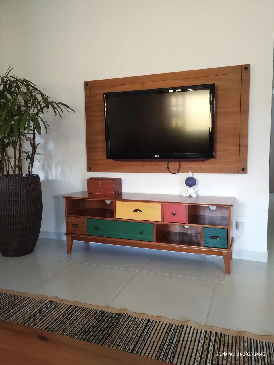 Rack TV Retrô com Gavetas Coloridas e Prateleiras