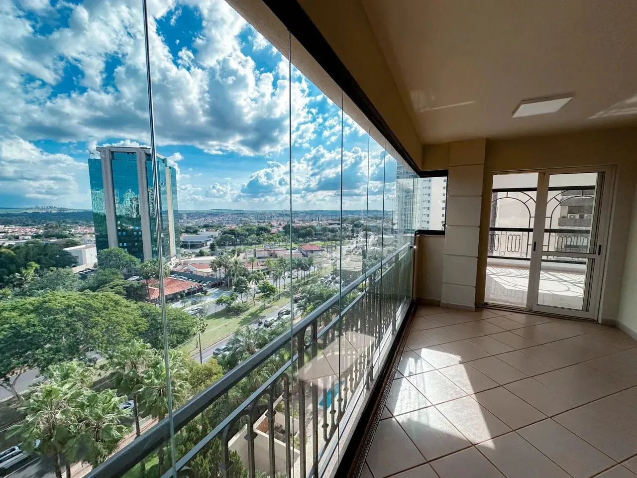 Apartamento de 4 quartos para alugar no Edifício Estocolmo, 229m², Jardim Canadá zona sul