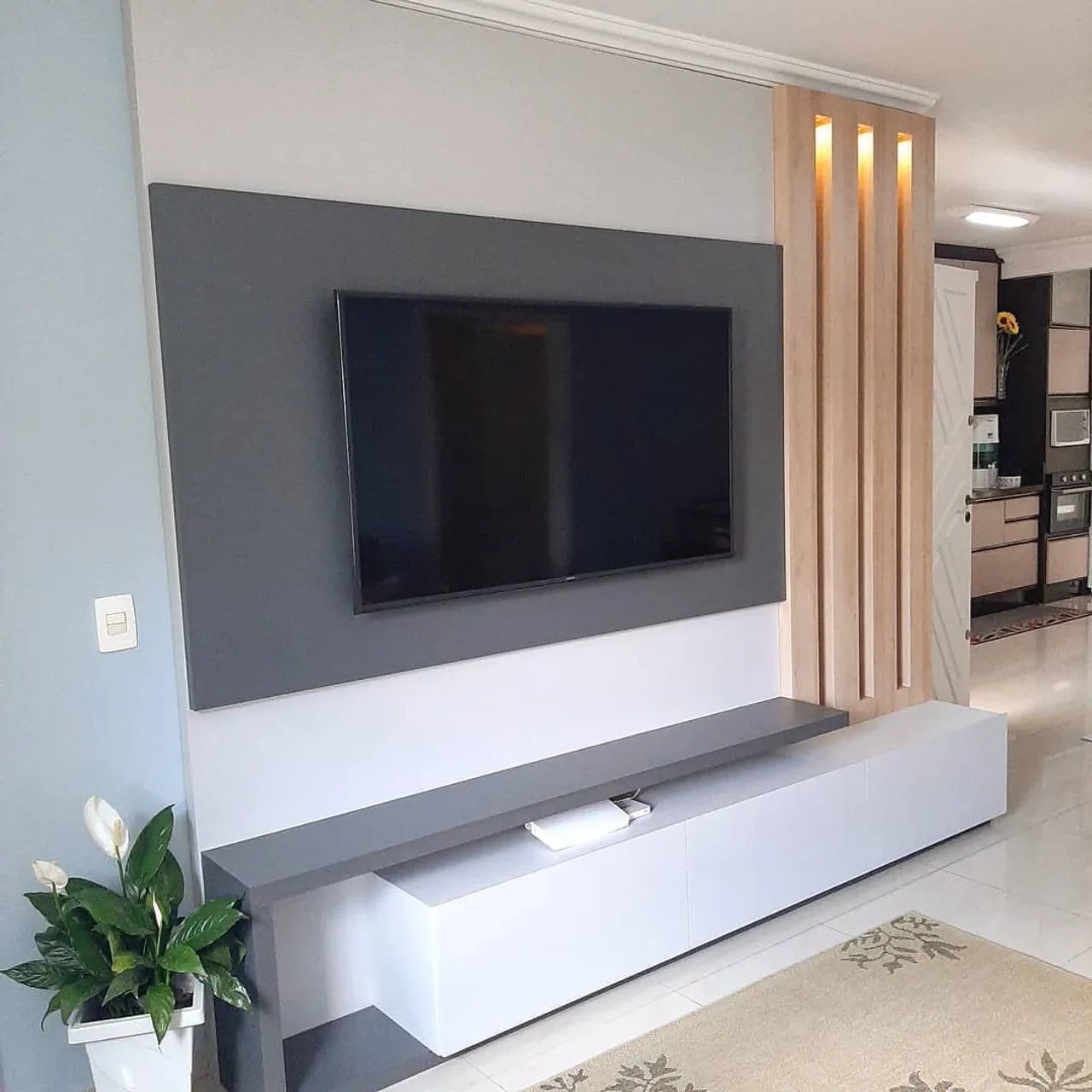 Painel para TV moderno com rack e detalhes em madeira