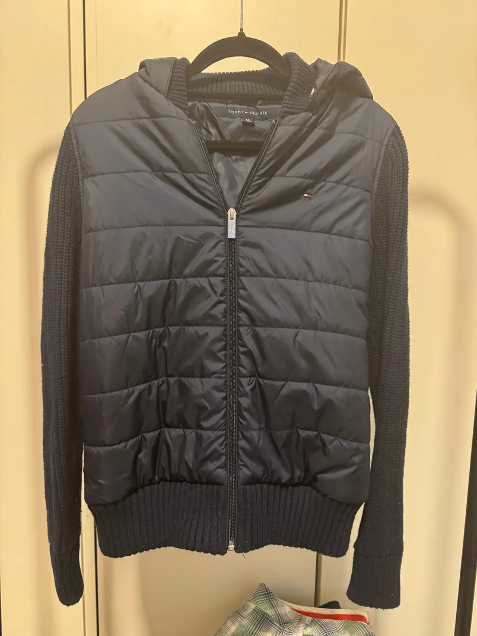 Jaqueta Tommy Hilfiger com Capuz e Detalhes em Tricot