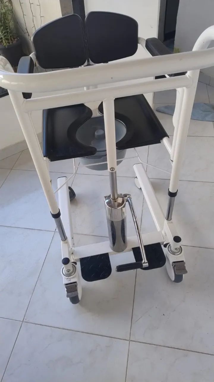 Cadeira de Banho com Rodas e Assento Confortável - Foto 4
