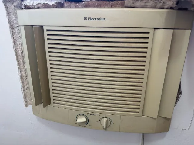 Vende-se ar condicionado de parede.