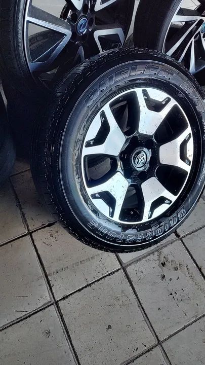 Rodas aro 18 Hilux  pneus meia vida - Foto 4