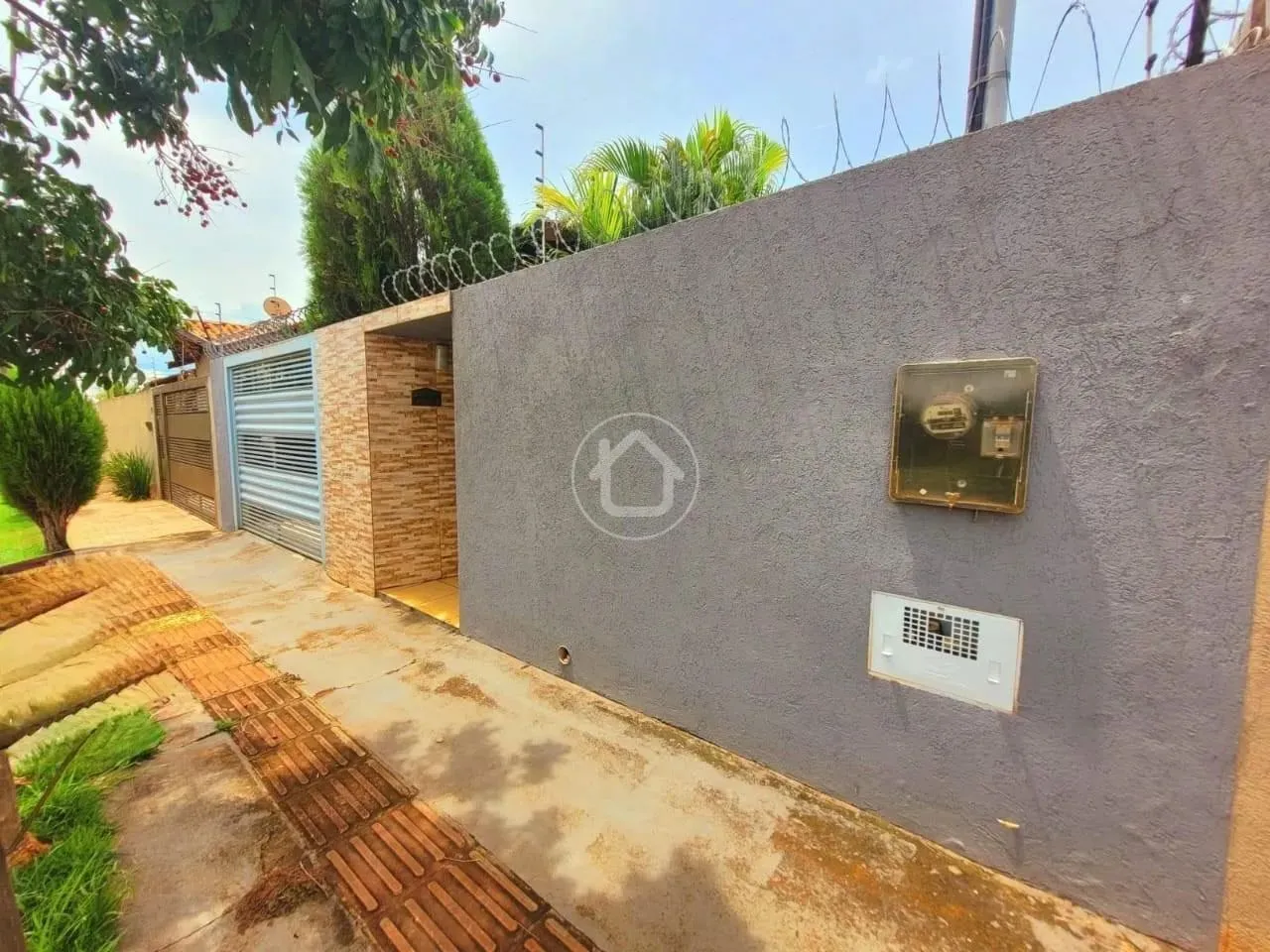 CASA COM 3 QUARTOS E GARAGEM COBERTA JARDINAGEM