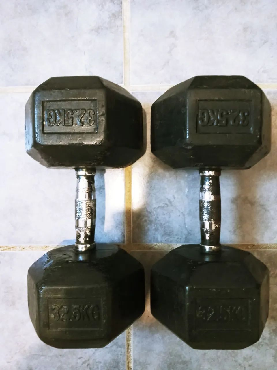 Halteres/Dumbells Emborrachados Sextavados Cromados de 32,5kg Cor Preto