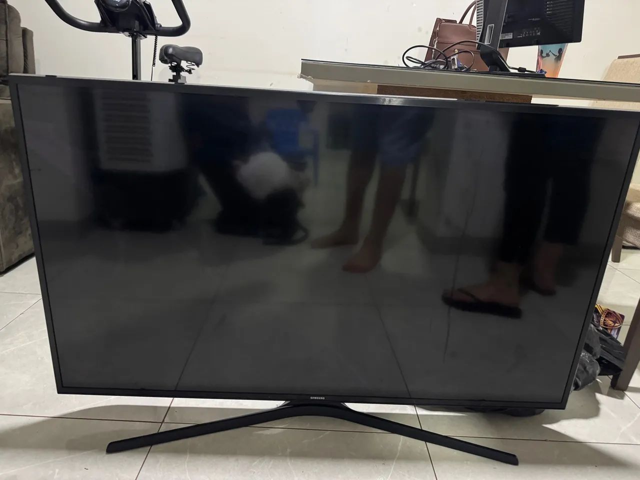 TV 49 COM VISOR TRINCADO