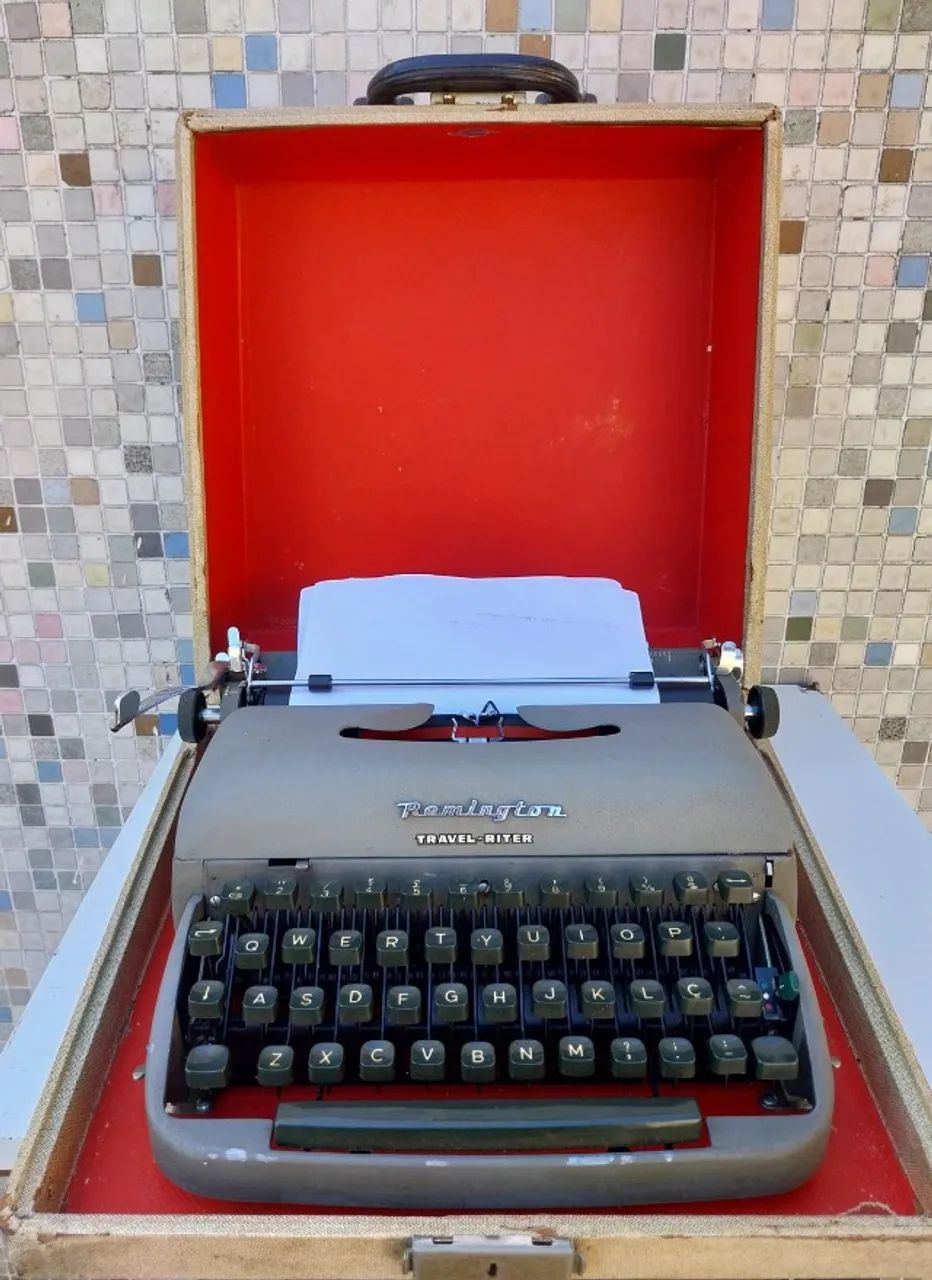Máquina datilografia - com a caixa - LEIA A DESCRIÇÃO
