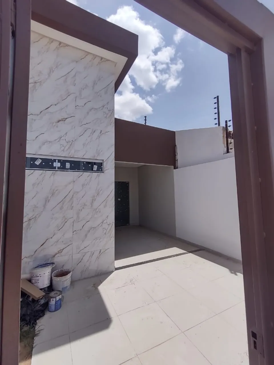 Casa com 03 quartos disponível para venda no Jardim Guararapes.