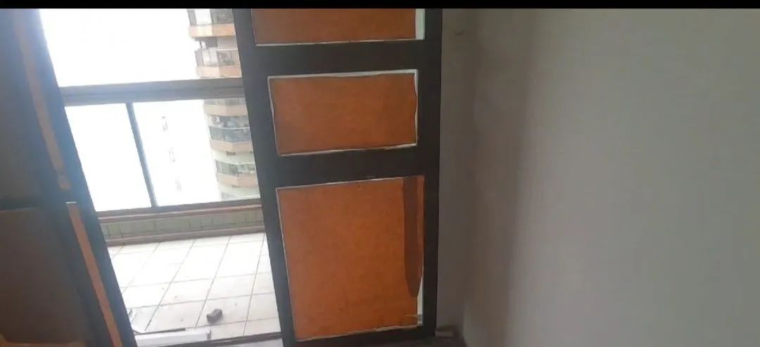 Porta pra sala e janela toda de vidro - Foto 3