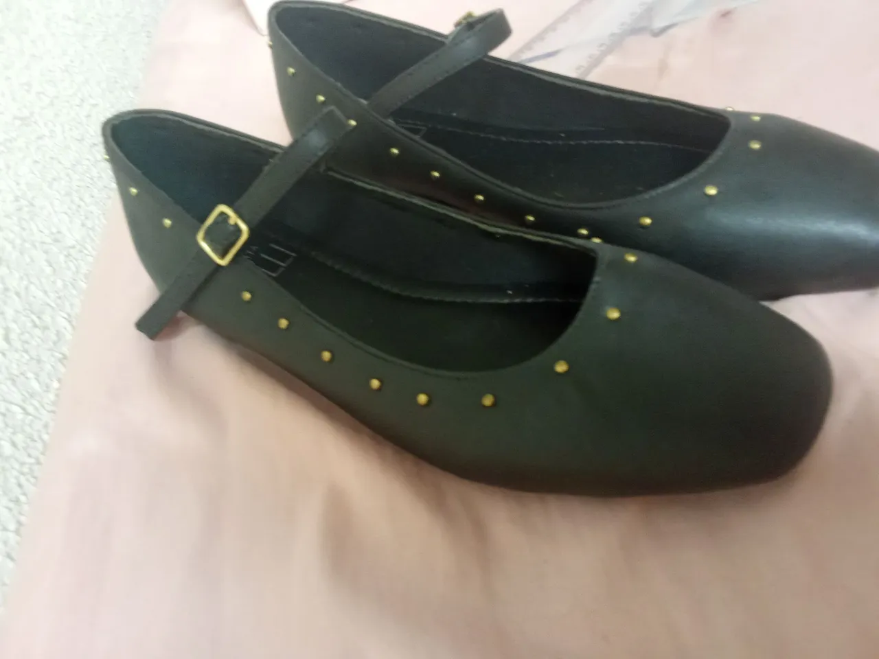 Sapatilhas pretas com detalhes dourados