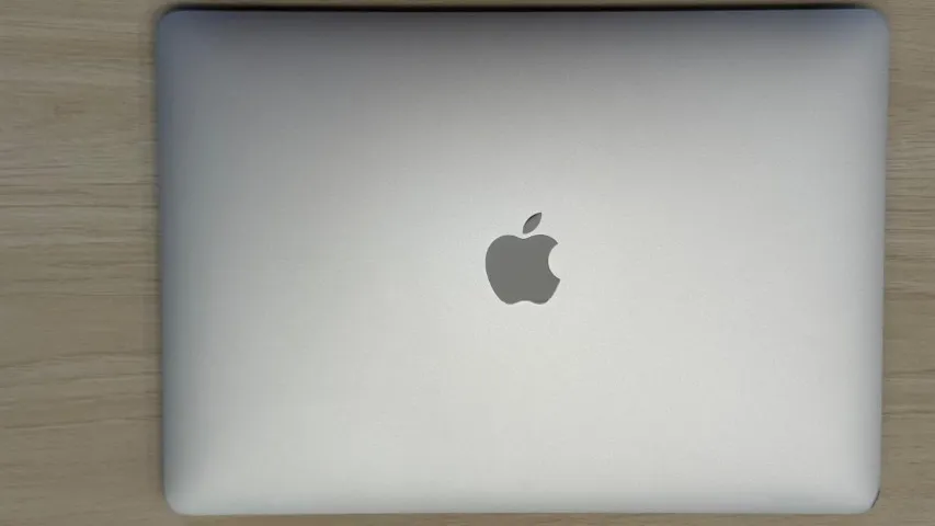 MacBook Pro 13", M1, CPU 8 núcleos e GPU 8 núcleos, 8GB RAM, 256GB SSD - Prata